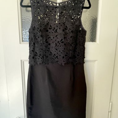 Robe noire dentelle sans manches