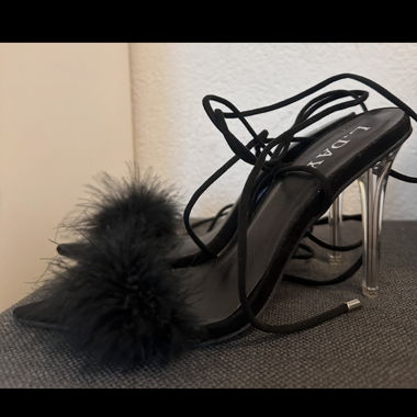 Schwarze High Heels mit Federn