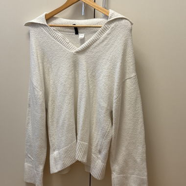 Weisser Strickpullover