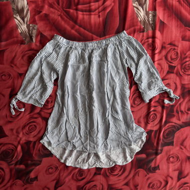 “Voyage privé” off-shoulder top
