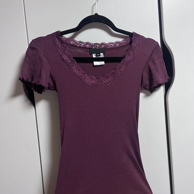 T-shirt a coste viola con pizzo, taglia S/M
