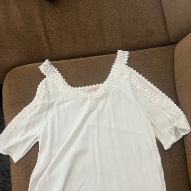 Blusa con manica traforata