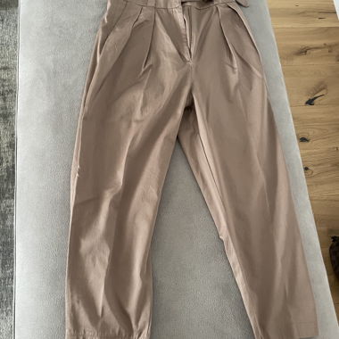 Pantaloni a vita alta con mantella