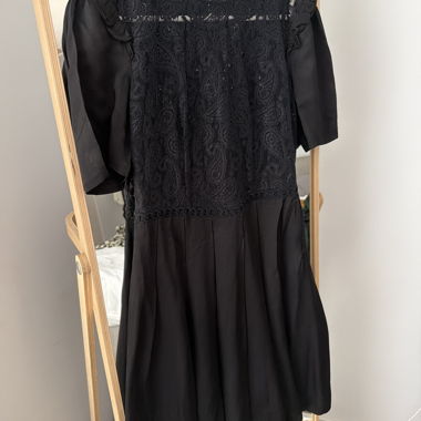Schwarzes Spitzenkleid