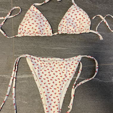 Bikini deux-pièces aux cerises