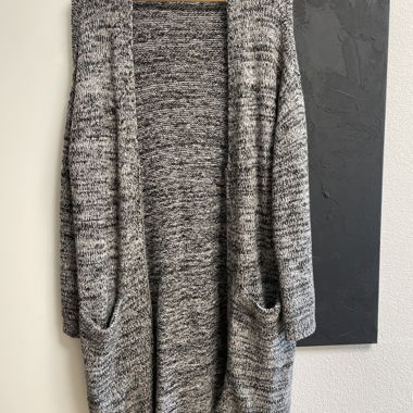 Knee-length knitted cardigan with zipper