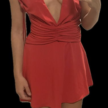 Rotes Zara Kleid mit offenem Rücken