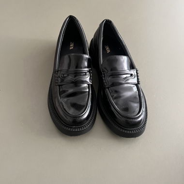 Schwarze Zara Lackmokassins