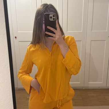 Ensemble in leuchtendem Orange 