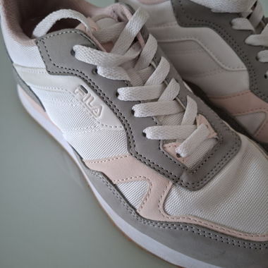 Baskets Fila grises et roses