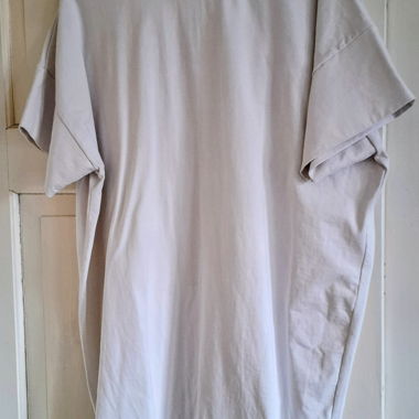 Minimalistisches T-Shirt-Kleid von COS