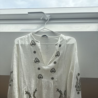 Schöne Bluse mit besticktem Muster