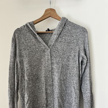 Grauer Pullover mit Kapuze