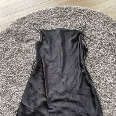 Robe courte en matière satin 