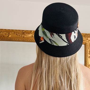 Chapeau cloche noir avec ruban imprimé