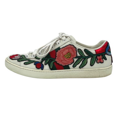 Weisse Sneaker mit Blumenstickerei