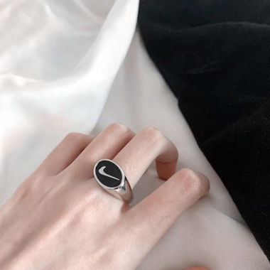 Nike-Ring schwarz und silberfarben