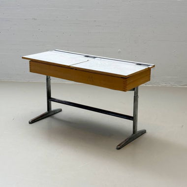 Schulbank mit Klappfächern, Schweiz, 1960er