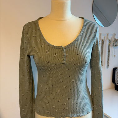 Ribbed long-sleeve top with button placket