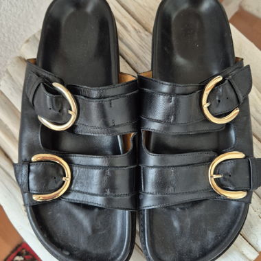 Sandalen schwarz.