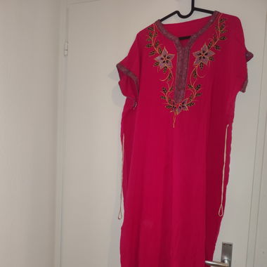 Pinkes besticktes Kaftankleid