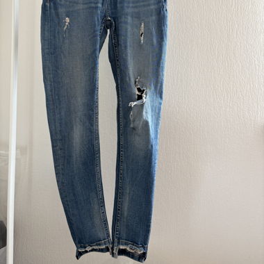 Jeans Zara con buco