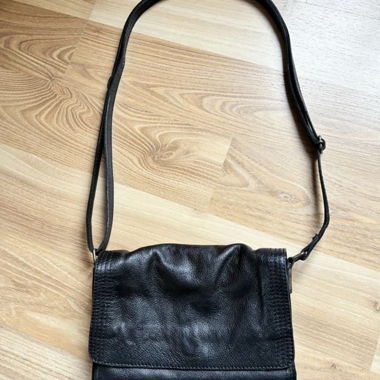 Rugged Hide Leder-Umhängetasche schwarz