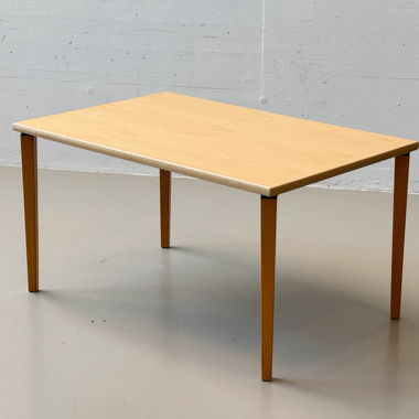 Tisch mit Buchedekor & Metallbeschlägen, Smaltalk