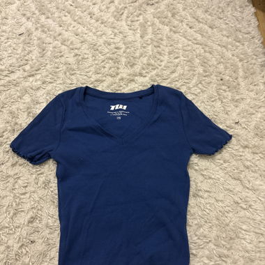 T-shirt bleu à col V