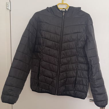 Schwarze Steppjacke mit Kapuze