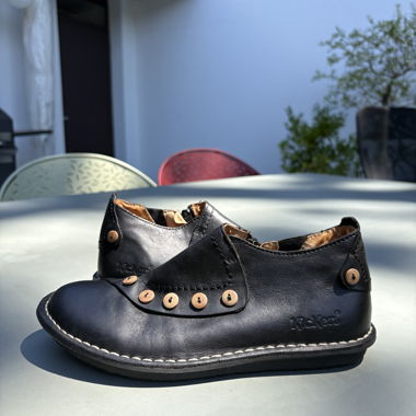 Asymetrical Kickers leather ankle shoes