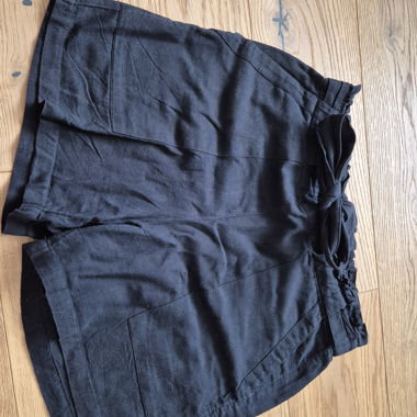 Schwarze Shorts, Stoffhosen