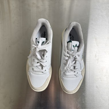 Weisse Adidas-Sneaker
