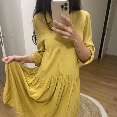 Senfgelbes Kleid, VEMOTO