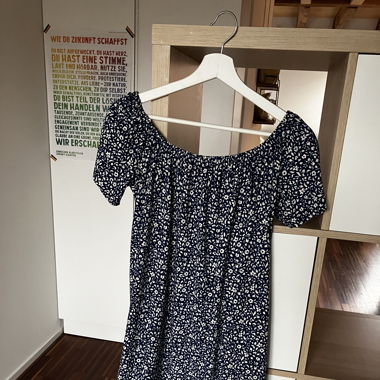 Blaues Off-Shoulder Kleid mit Blumenmuster