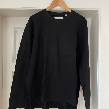 Maglia manica lunga boxy con tasca sul petto di Our Legacy