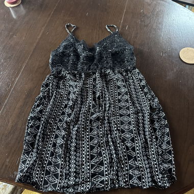 Schwarzes Kleid mit Spitze-Print