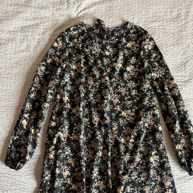 Robe noir à fleurs 