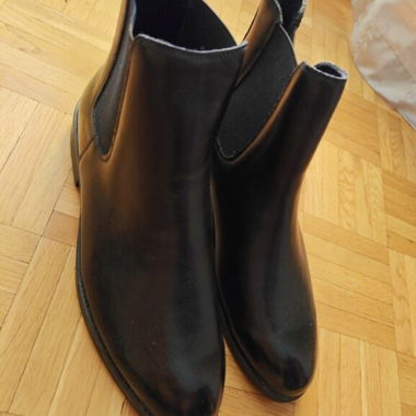 Stivaletti Chelsea in pelle nera alla moda