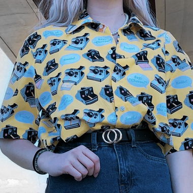 Camicia gialla con motivo fotocamera