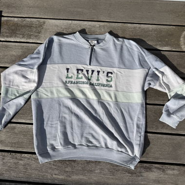 Levi’s sweatshirt 