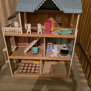 Casa delle bambole in legno per bambini