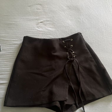 Jupe-short noir à lacet