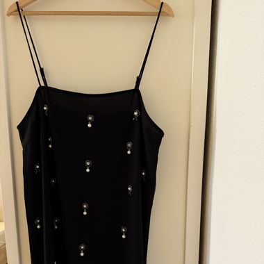 Schwarzes Kleid mit Perlenapplikation