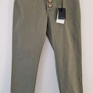 Pantaloni slim kaki con bottoni a forma di cuore