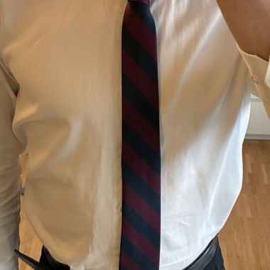 Cravate slim rayée bleu marine et bordeaux