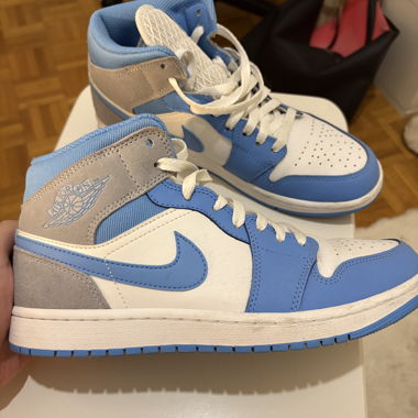 Air Jordan 1 Mid Grau/Blau University