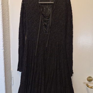 Abito nero in pizzo