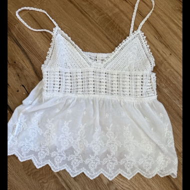 Haut blanc en dentelle