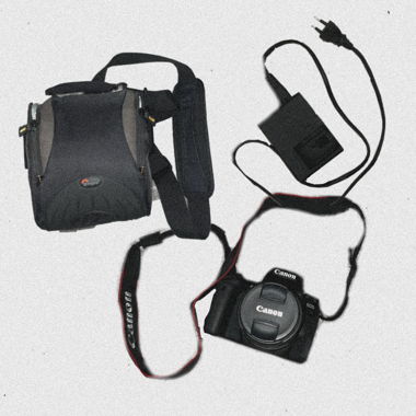 CANON EOS 77D & charger/battery with transport bag